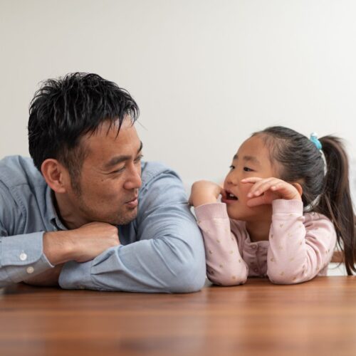 dad talking to preschooler daughter